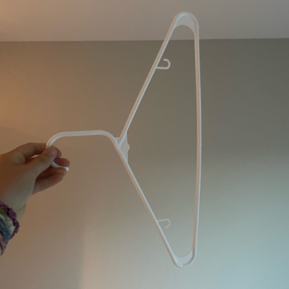 45 plastic hangers - Picture 2 of 4